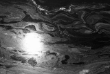 La lune est vraiment dans l'eau . - La nuit